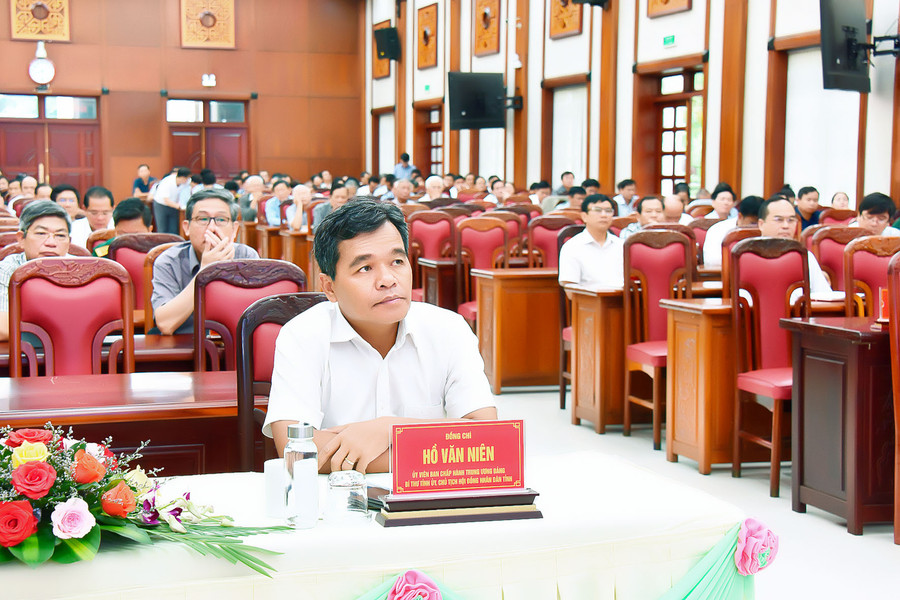 Bí thư Tỉnh ủy Hồ Văn Niên cùng các đại biểu học tập, tiếp thu những nội dung cốt lõi tác phẩm của Tổng Bí thư Nguyễn Phú Trọng. Ảnh: Đ.T Bí thư Tỉnh ủy Hồ Văn Niên cùng các đại biểu học tập, tiếp thu những nội dung cốt lõi tác phẩm của Tổng Bí thư Nguyễn Phú Trọng. Ảnh: Đ.T