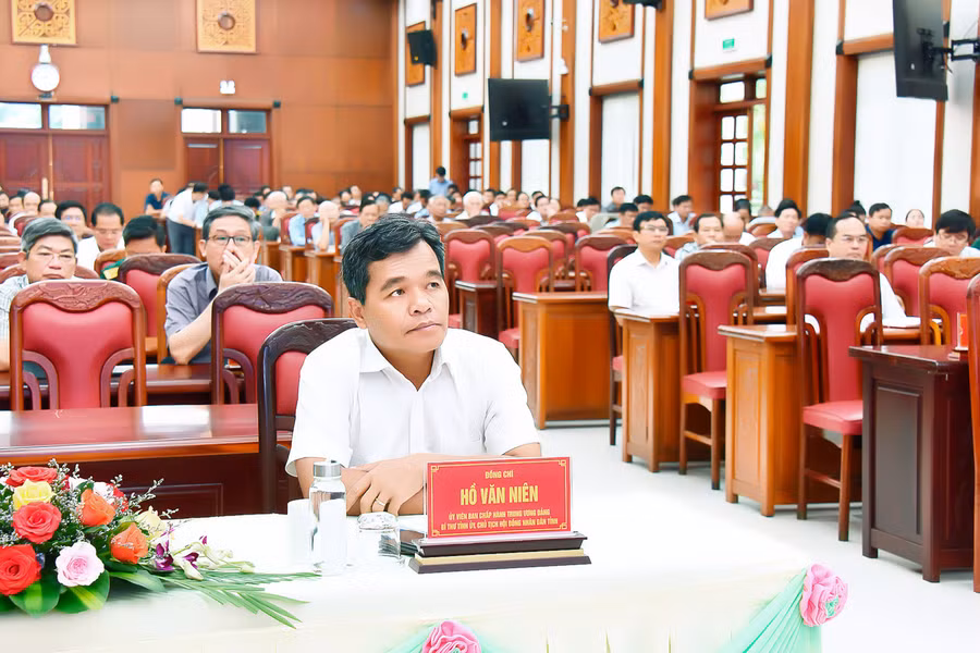 Bí thư Tỉnh ủy Hồ Văn Niên cùng các đại biểu học tập, tiếp thu những nội dung cốt lõi tác phẩm của Tổng Bí thư Nguyễn Phú Trọng. Ảnh: Đ.T