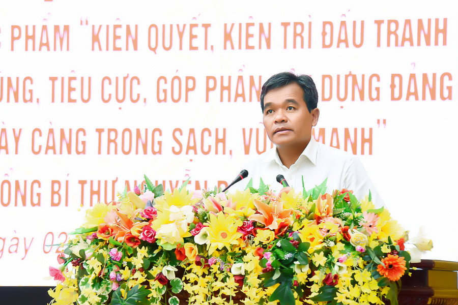 Bí thư Tỉnh ủy Hồ Văn Niên phát biểu kết luận hội nghị. Ảnh: Đ.T Bí thư Tỉnh ủy Hồ Văn Niên phát biểu kết luận hội nghị. Ảnh: Đ.T