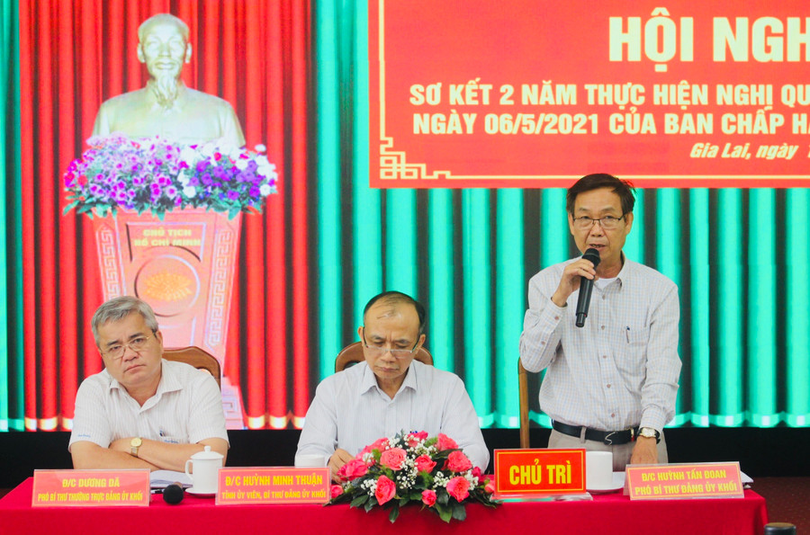 Các đồng chí: Huỳnh Minh Thuận (ở giữa)-Bí thư Đảng ủy Khối; Dương Dã (bìa trái)-Phó Bí thư Thường trực Đảng ủy Khối, Huỳnh Tấn Đoan (bìa phải)-Phó Bí thư Đảng ủy Khối chủ trì hội nghị sơ kết. Ảnh: P.L Các đồng chí: Huỳnh Minh Thuận (ở giữa)-Bí thư Đảng ủy Khối; Dương Dã (bìa trái)-Phó Bí thư Thường trực Đảng ủy Khối, Huỳnh Tấn Đoan (bìa phải)-Phó Bí thư Đảng ủy Khối chủ trì hội nghị sơ kết. Ảnh: P.L