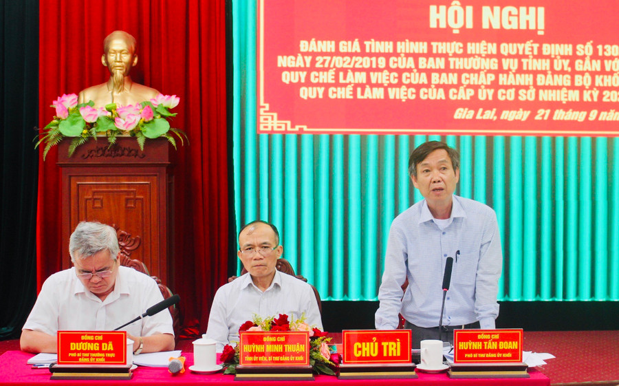 Các đồng chí- Huỳnh Minh Thuận (ở giữa)-Bí thư Đảng ủy Khối, Dương Dã-Phó Bí thư Thường trực Đảng ủy Khối (bìa trái), Huỳnh Tấn Đoan-Phó Bí thư Đảng ủy Khối chủ trì hội nghị. Ảnh: M.N Các đồng chí- Huỳnh Minh Thuận (ở giữa)-Bí thư Đảng ủy Khối, Dương Dã-Phó Bí thư Thường trực Đảng ủy Khối (bìa trái), Huỳnh Tấn Đoan-Phó Bí thư Đảng ủy Khối chủ trì hội nghị. Ảnh: M.N