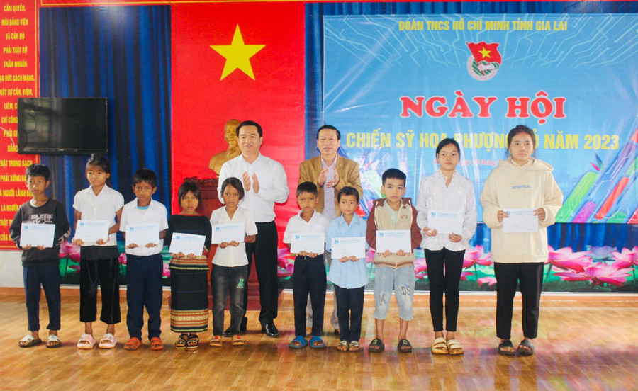 Tỉnh Đoàn Gia Lai tặng học bổng cho các em học sinh khó khăn của làng Wâu (xã Chư Á). Ảnh: P.L