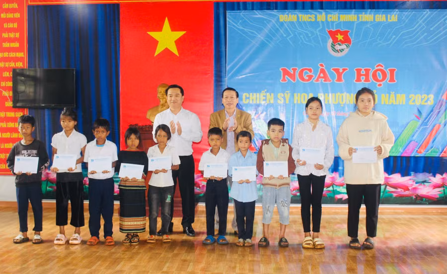 Tỉnh Đoàn Gia Lai tặng học bổng cho các em học sinh khó khăn của làng Wâu (xã Chư Á). Ảnh: P.L