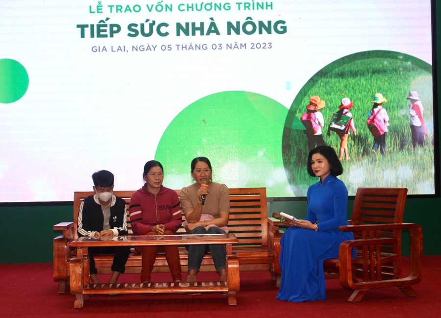 Ban tổ chức giao lưu với các hội viên nông dân được nhận vốn vay không lãi suất ở huyện Chư Sê. Ảnh: Diệp Lài