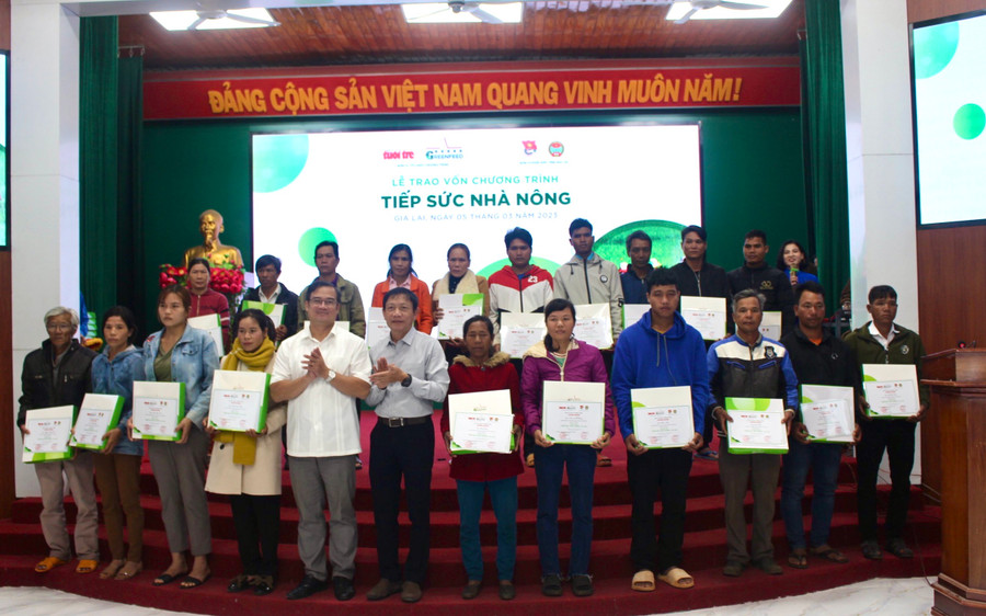 Ban tổ chức trao vốn vay cho các hộ nông dân khó khăn tại huyện Chư Sê. Ảnh: Diệp Lài