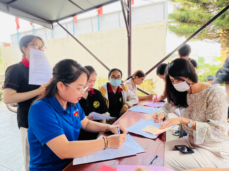 Người dân điền phiếu thông tin trước khi hiến máu tình nguyện. Ảnh: P.L