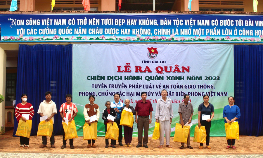 Tỉnh Đoàn Gia Lai tặng 10 suất quà cho các gia đình chính sách, người có công với các mạng của huyện Chư Păh. Ảnh: P.L Tỉnh Đoàn Gia Lai tặng 10 suất quà cho các gia đình chính sách, người có công với các mạng của huyện Chư Păh. Ảnh: P.L