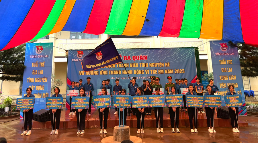 Ban Thường vụ Tỉnh Đoàn thành lập 5 đội hình thanh niên tình nguyện và đặt ra 11 chỉ tiêu trong chiến dịch. Ảnh P.L Ban Thường vụ Tỉnh Đoàn thành lập 5 đội hình thanh niên tình nguyện và đặt ra 11 chỉ tiêu trong chiến dịch. Ảnh P.L