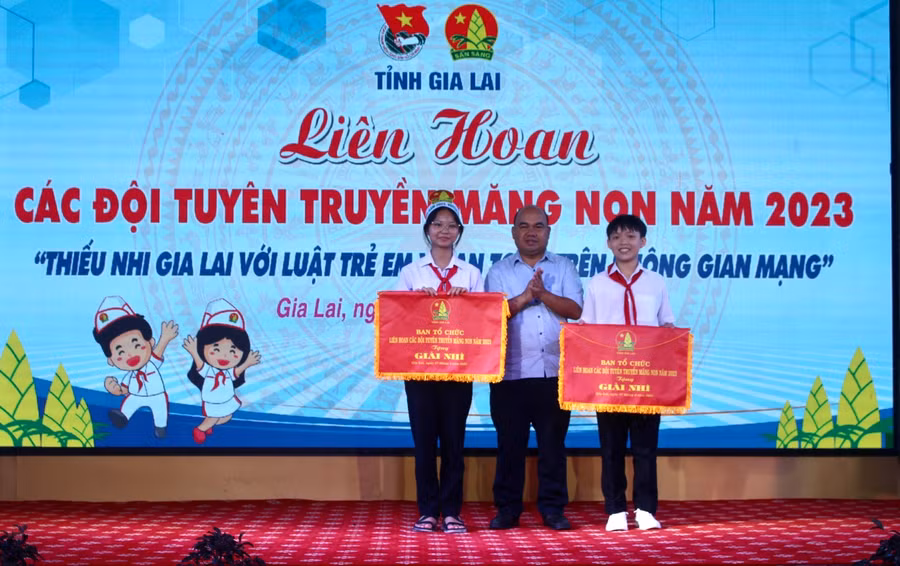 Ông Siu Trung (ở giữa)-Phó Chủ tịch Ủy ban MTTQ Việt Nam tỉnh trao giải nhì cho 2 đội tuyên truyền măng non huyện Chư Păh và Kbang. Ảnh P.L