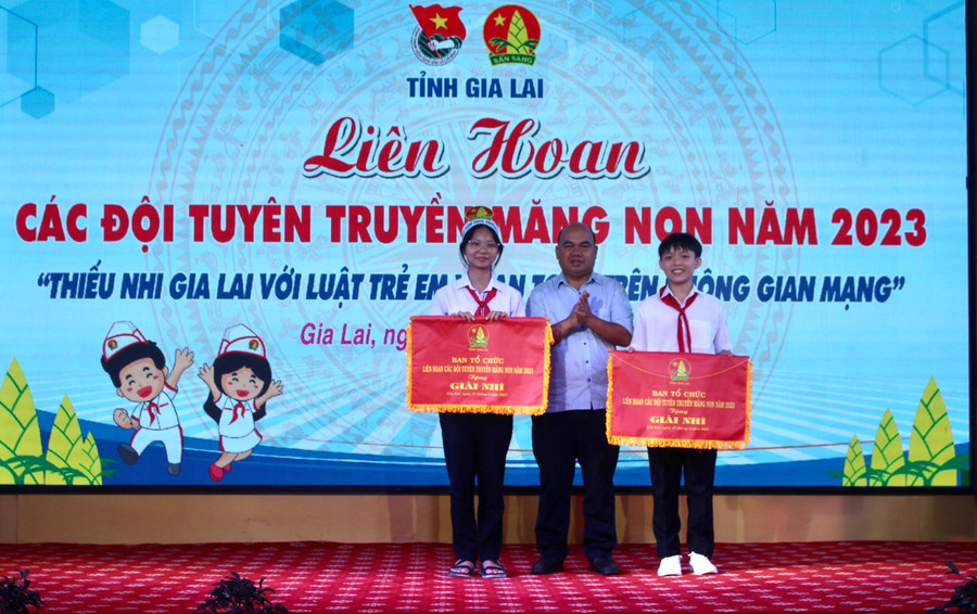 Ông Siu Trung (ở giữa)-Phó Chủ tịch Ủy ban MTTQ Việt Nam tỉnh trao giải nhì cho 2 đội tuyên truyền măng non huyện Chư Păh và Kbang. Ảnh P.L Ông Siu Trung (ở giữa)-Phó Chủ tịch Ủy ban MTTQ Việt Nam tỉnh trao giải nhì cho 2 đội tuyên truyền măng non huyện Chư Păh và Kbang. Ảnh P.L