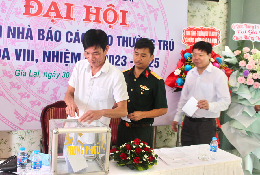 Các đại biểu bỏ phiếu bầu Ban Thư ký Chi hội khóa mới. Ảnh: P.L