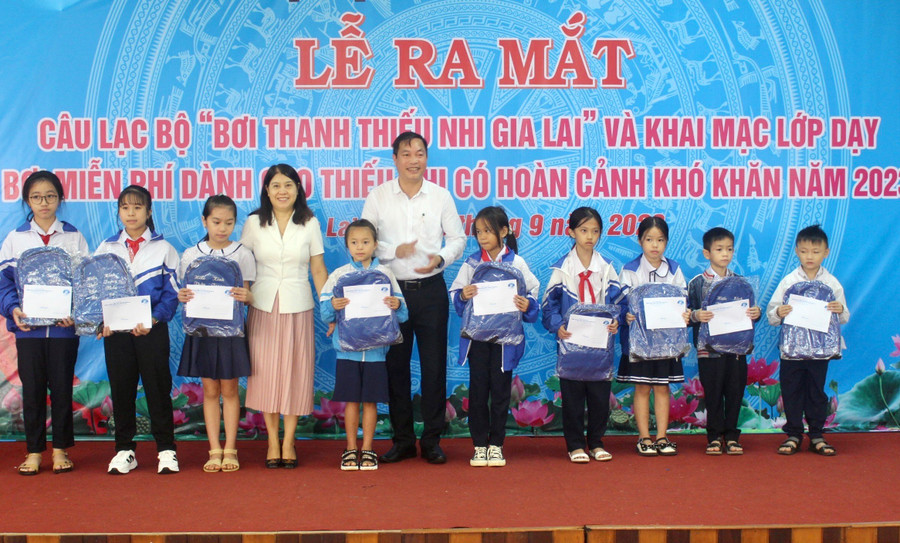 Câu lạc bộ Bơi thanh thiếu nhi Gia Lai tặng học bổng cho các thiếu nhi vượt khó học giỏi. Ảnh: P.L Câu lạc bộ Bơi thanh thiếu nhi Gia Lai tặng học bổng cho các thiếu nhi vượt khó học giỏi. Ảnh: P.L