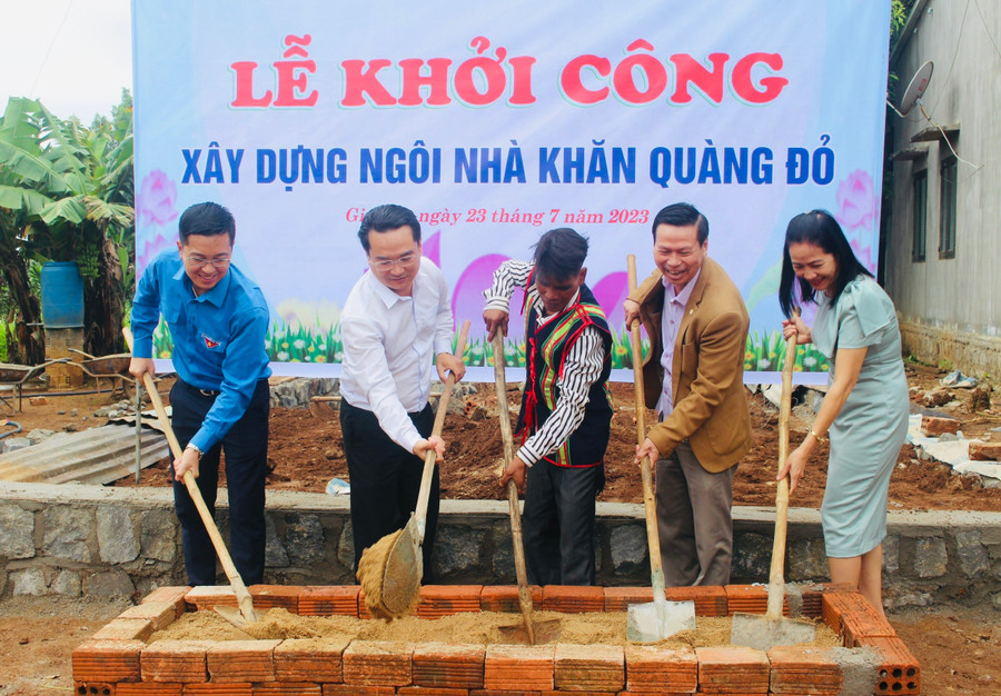 Tỉnh Đoàn khởi công xây dựng nhà khăn quàng đỏ cho học sinh khó khăn ở làng Wâu (xã Chư Á, TP. Pleiku). Ảnh P.L