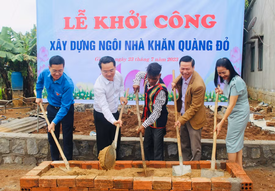 Tỉnh Đoàn khởi công xây dựng nhà khăn quàng đỏ cho học sinh khó khăn ở làng Wâu (xã Chư Á, TP. Pleiku). Ảnh P.L