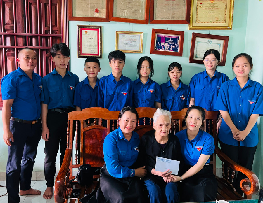 Thành Đoàn Pleiku và Đoàn trường THPT Chi Lăng tặng quà Mẹ Việt Nam Anh hùng Lê Thị Kiệt (hàng trước, ở giữa). Ảnh: M.N