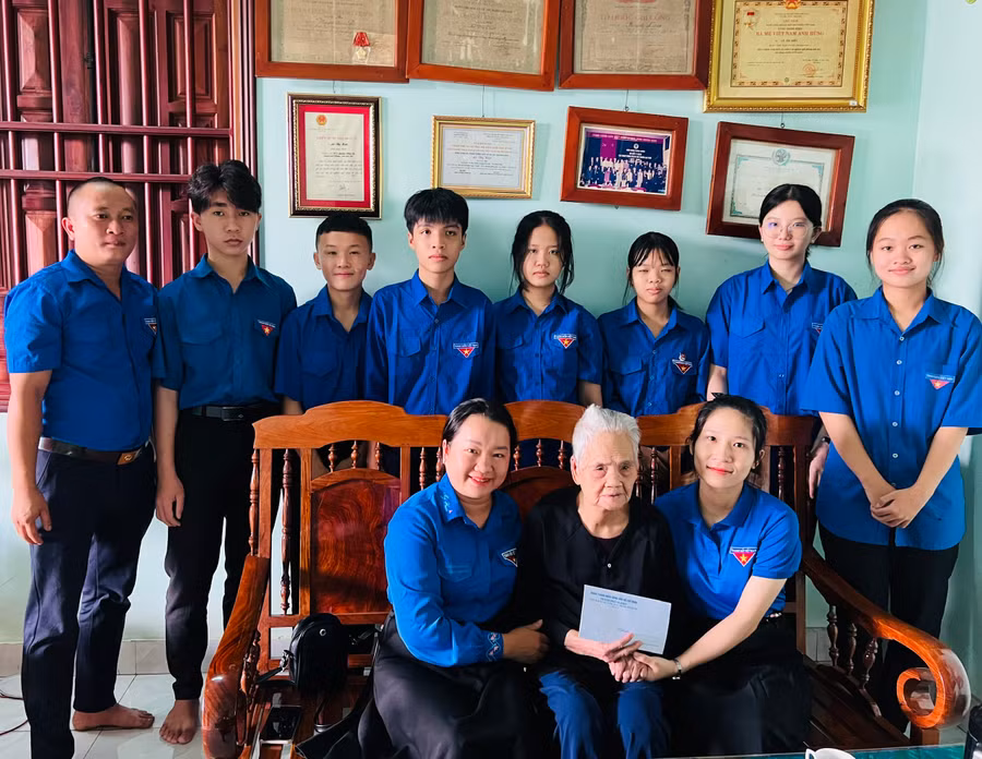 Thành Đoàn Pleiku và Đoàn trường THPT Chi Lăng tặng quà Mẹ Việt Nam Anh hùng Lê Thị Kiệt (hàng trước, ở giữa). Ảnh: M.N Thành Đoàn Pleiku và Đoàn trường THPT Chi Lăng tặng quà Mẹ Việt Nam Anh hùng Lê Thị Kiệt (hàng trước, ở giữa). Ảnh: M.N