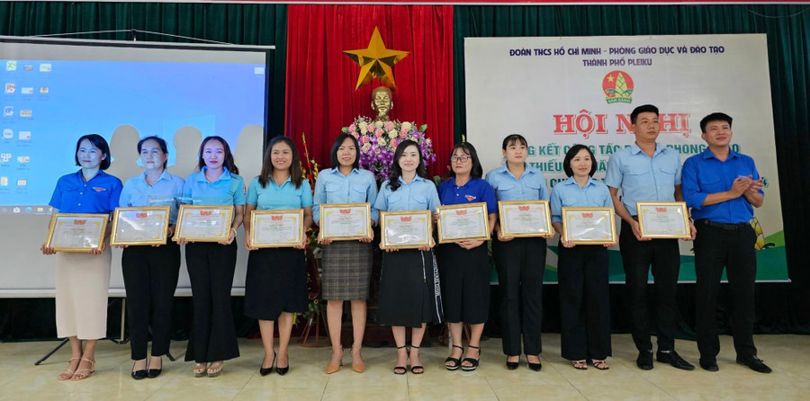 10 tập thể dẫn đầu cụm thi đua công tác Đội khối Tiểu học và THCS nhận giấy khen của Ban Chấp hành Thành Đoàn Pleiku. Ảnh: P.L 10 tập thể dẫn đầu cụm thi đua công tác Đội khối Tiểu học và THCS nhận giấy khen của Ban Chấp hành Thành Đoàn Pleiku. Ảnh: P.L