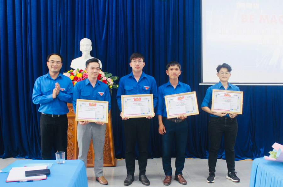 Anh Đỗ Đức Thanh (bìa trái)-Phó Bí thư Tỉnh Đoàn, Chủ tịch Hội LHTN Việt Nam tỉnh trao giải nhì cho các thí sinh đạt giải Hội thi Tin học khối cán bộ, công chức, viên chức trẻ. Ảnh: M.N Anh Đỗ Đức Thanh (bìa trái)-Phó Bí thư Tỉnh Đoàn, Chủ tịch Hội LHTN Việt Nam tỉnh trao giải nhì cho các thí sinh đạt giải Hội thi Tin học khối cán bộ, công chức, viên chức trẻ. Ảnh: M.N