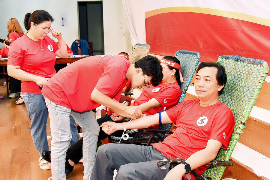 Ông Lương Văn Danh-Phó Tổng Biên tập, Chủ tịch Công đoàn cơ sở Báo Gia Lai tham gia hiến máu tình nguyện. Ảnh: Đ.T