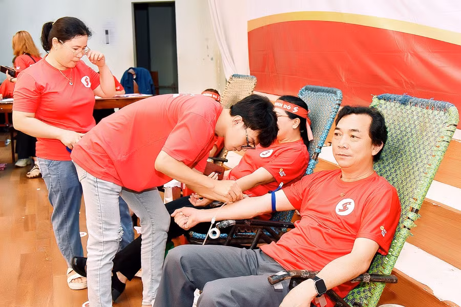 Ông Lương Văn Danh-Phó Tổng Biên tập, Chủ tịch Công đoàn cơ sở Báo Gia Lai tham gia hiến máu tình nguyện. Ảnh: Đ.T