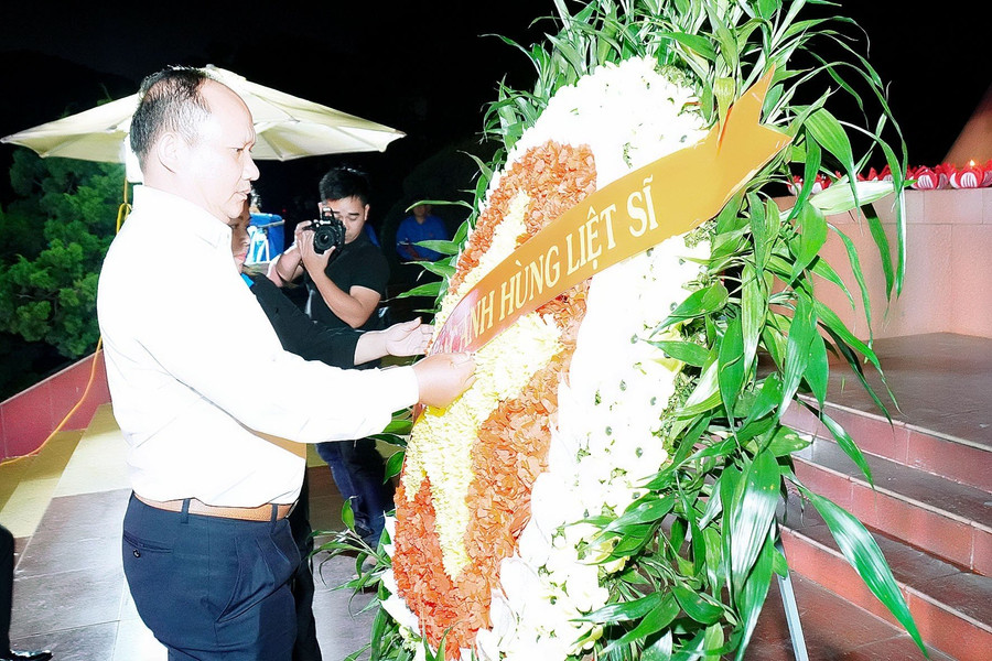 Phó Bí thư Tỉnh ủy Rah Lan Chung dâng hoa trước Tượng đài Tổ quốc ghi công ở Nghĩa trang Liệt sĩ tỉnh. Ảnh: Đ.T Phó Bí thư Tỉnh ủy Rah Lan Chung dâng hoa trước Tượng đài Tổ quốc ghi công ở Nghĩa trang Liệt sĩ tỉnh. Ảnh: Đ.T
