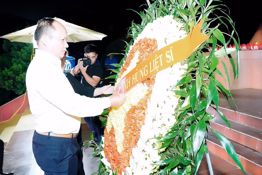 Phó Bí thư Tỉnh ủy Rah Lan Chung dâng hoa trước Tượng đài Tổ quốc ghi công ở Nghĩa trang Liệt sĩ tỉnh. Ảnh: Đ.T