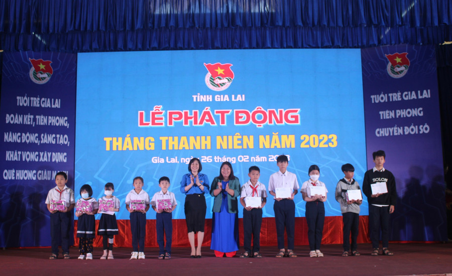 Phó Trưởng ban Dân vận Vũ Thị Thu (thứ 6 từ trái qua) và Bí thư Tỉnh Đoàn Hà Thị Giang Thảo (thứ 6 từ phải qua) tặng quà cho học sinh khó khăn ở TP. Pleiku. Ảnh: Phan Lài Phó Trưởng ban Dân vận Vũ Thị Thu (thứ 6 từ trái qua) và Bí thư Tỉnh Đoàn Hà Thị Giang Thảo (thứ 6 từ phải qua) tặng quà cho học sinh khó khăn ở TP. Pleiku. Ảnh: Phan Lài