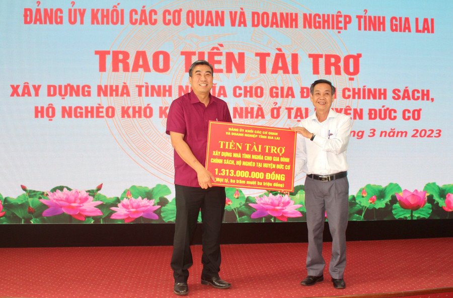 Phó Bí thư Đảng ủy Khối Huỳnh Tấn Đoan (bìa phải) trao bảng tượng trưng tiền tài trợ cho ông Vũ Mạnh Định-Chủ tịch UBND huyện Đức Cơ. Ảnh: Phan Lài Phó Bí thư Đảng ủy Khối Huỳnh Tấn Đoan (bìa phải) trao bảng tượng trưng tiền tài trợ cho ông Vũ Mạnh Định-Chủ tịch UBND huyện Đức Cơ. Ảnh: Phan Lài