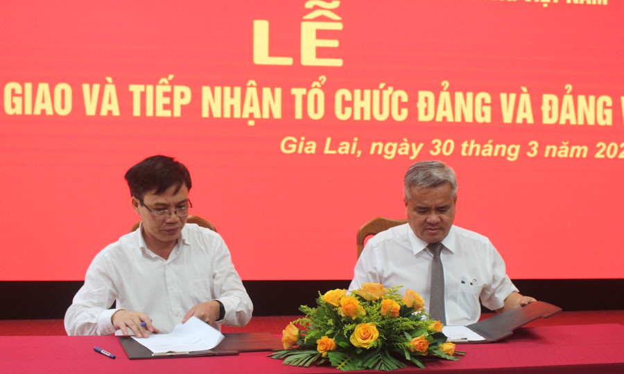 Phó Bí thư Thường trực Đảng ủy Khối Dương Dã (bìa phải) và đại diện Đảng bộ Vietinbank ký kết biên bản bàn giao, tiếp nhận. Ảnh: Phan Lài