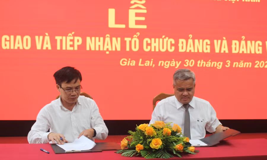 Phó Bí thư Thường trực Đảng ủy Khối Dương Dã (bìa phải) và đại diện Đảng bộ Vietinbank ký kết biên bản bàn giao, tiếp nhận. Ảnh: Phan Lài