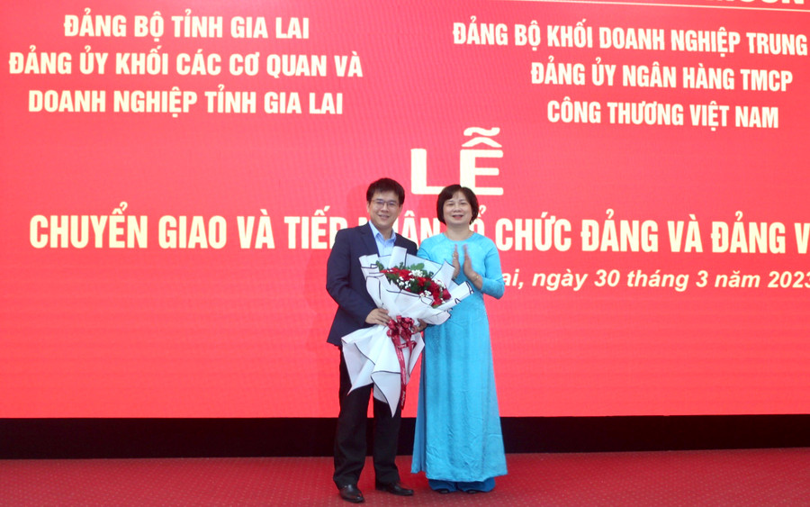 Bí thư Đảng ủy Khối các Cơ quan và Doanh nghiệp tỉnh Phạm Thị Tố Hải (bìa phải) tặng hoa cho đại diện lãnh đạo Đảng bộ Vietinbank-chi nhánh Gia Lai. Ảnh: Phan Lài