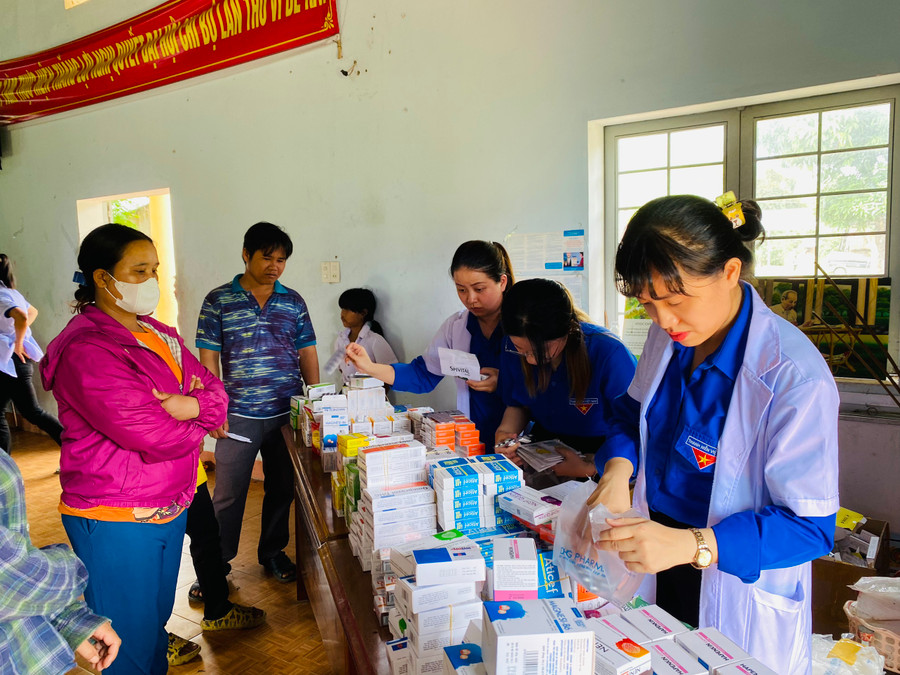 Các y-bác sĩ phát thuốc miễn phí cho người dân làng Tăng Lăng. Ảnh: P.L