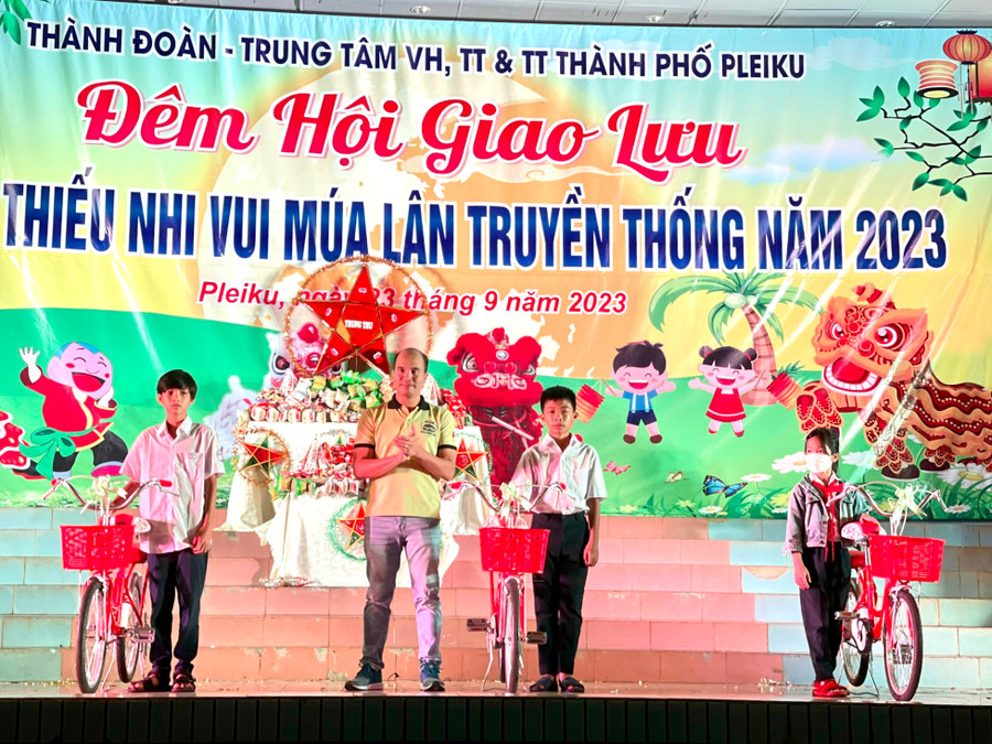 Câu lạc bộ xe bán tải Gia Lai tặng xe đạp cho 3 học sinh vượt khó học tốt. Ảnh: M.N Câu lạc bộ xe bán tải Gia Lai tặng xe đạp cho 3 học sinh vượt khó học tốt. Ảnh: M.N