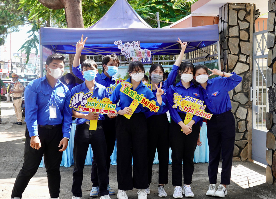 Các tình nguyện viên luôn cổ vũ, đồng hành cùng thí sinh trong kỳ thi tốt nghiệp THPT năm 2023. Ảnh: Mộc Trà