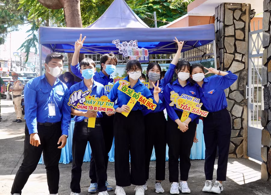 Các tình nguyện viên luôn cổ vũ, đồng hành cùng thí sinh trong kỳ thi tốt nghiệp THPT năm 2023. Ảnh: Mộc Trà