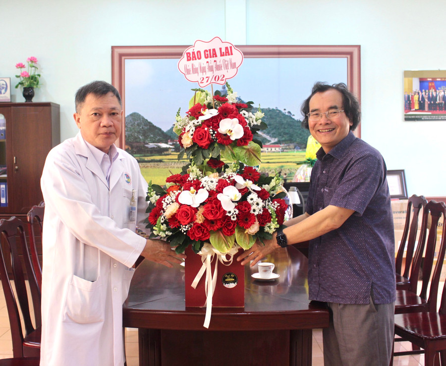 Phó Tổng Biên tập Báo Gia Lai Khuất Đình Viện (bìa phải) thăm, chúc mừng tập thể Bệnh viện Đa khoa tỉnh nhân Ngày Thầy thuốc Việt Nam. Ảnh: Phan Lài Phó Tổng Biên tập Báo Gia Lai Khuất Đình Viện (bìa phải) thăm, chúc mừng tập thể Bệnh viện Đa khoa tỉnh nhân Ngày Thầy thuốc Việt Nam. Ảnh: Phan Lài