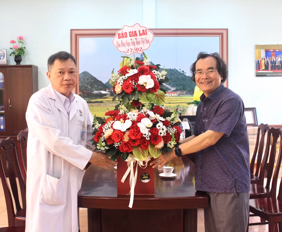 Phó Tổng Biên tập Báo Gia Lai Khuất Đình Viện (bìa phải) thăm, chúc mừng tập thể Bệnh viện Đa khoa tỉnh nhân Ngày Thầy thuốc Việt Nam. Ảnh: Phan Lài
