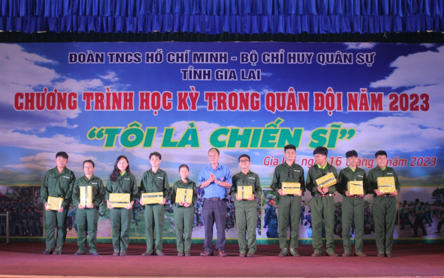 Anh Phan Hồ Giang (ở giữa)-Phó Bí thư Thường trực Tỉnh Đoàn, Trưởng ban tổ chức chương trình trao quà cho các chiến sĩ "nhí" có thành tích xuất sắc trong huấn luyện. Ảnh: P.L Anh Phan Hồ Giang (ở giữa)-Phó Bí thư Thường trực Tỉnh Đoàn, Trưởng ban tổ chức chương trình trao quà cho các chiến sĩ "nhí" có thành tích xuất sắc trong huấn luyện. Ảnh: P.L