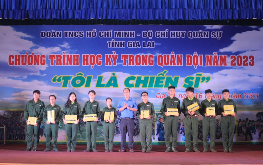 Anh Phan Hồ Giang (ở giữa)-Phó Bí thư Thường trực Tỉnh Đoàn, Trưởng ban tổ chức chương trình trao quà cho các chiến sĩ "nhí" có thành tích xuất sắc trong huấn luyện. Ảnh: P.L