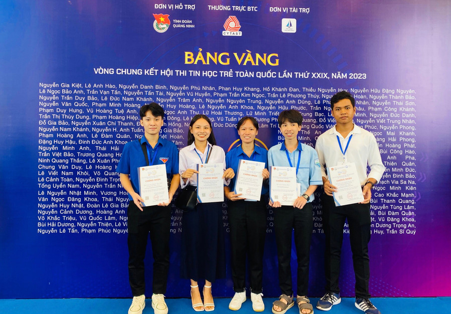 Em Nguyễn Đức Danh (bìa trái), Trần Thị Thùy Dung (ở giữa), Lê Quang Minh (thứ 2 từ phải sang) đạt giải khuyến khích tại vòng chung kết Hội thi Tin học trẻ toàn quốc. Ảnh: Kpă Thân