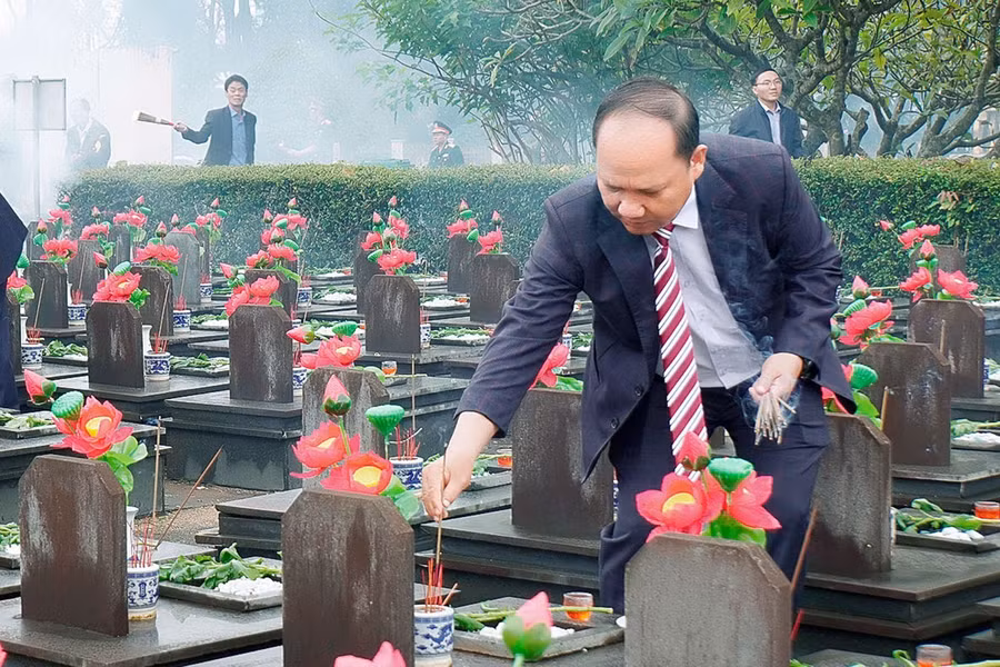 Phó Bí thư Tỉnh ủy Rah Lan Chung dâng hương tại Nghĩa trang Liệt sĩ tỉnh. Ảnh: Đ.T