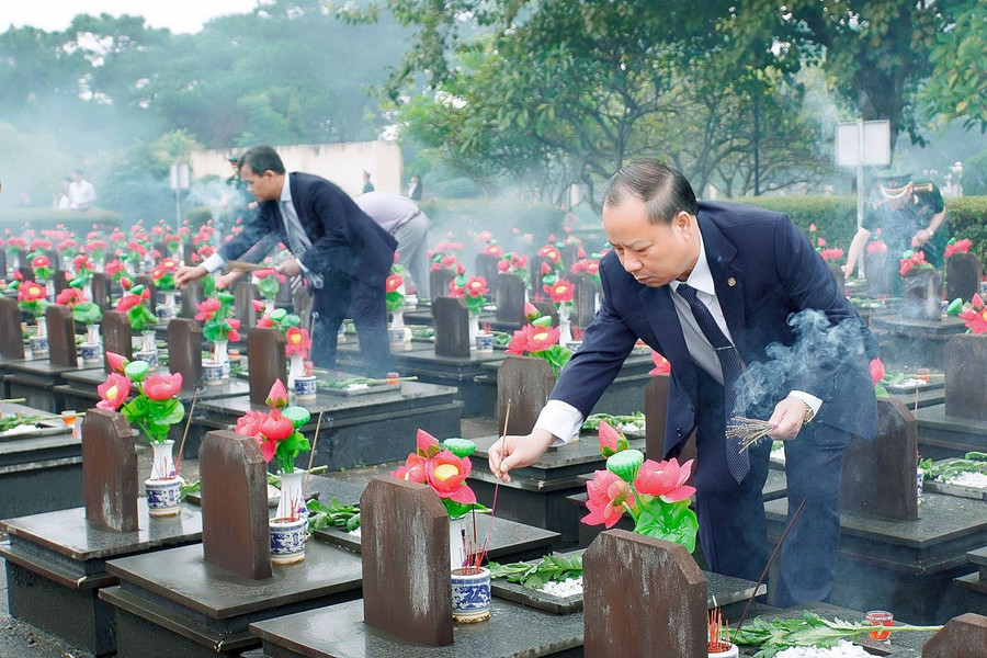 Phó Bí thư Thường trực Tỉnh ủy Châu Ngọc Tuấn dâng hương tại phần mộ các liệt sĩ ở nghĩa trang Liệt sĩ tỉnh. Ảnh: Đ.T