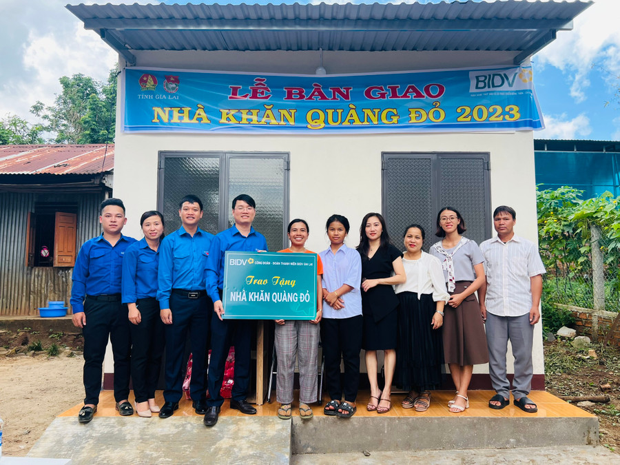 Các đơn vị bàn giao nhà Khăn quàng đỏ cho em Ksor Bik. Ảnh: M.N Các đơn vị bàn giao nhà Khăn quàng đỏ cho em Ksor Bik. Ảnh: M.N