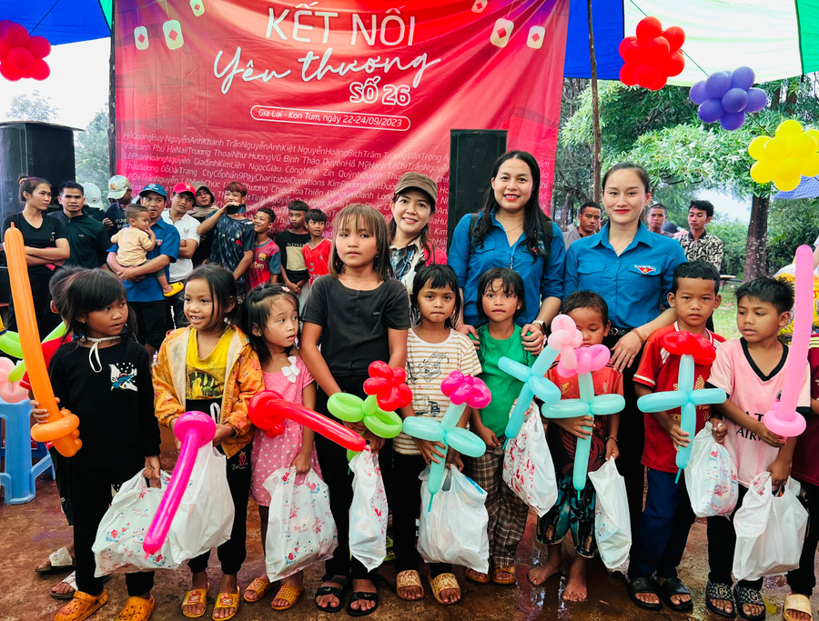 Huyện Đoàn Chư Păh và nhóm thiện nguyện sĩ tử Việt Bình Thuận tặng quà thiếu nhi xã Ia Phí. Ảnh: M.N Huyện Đoàn Chư Păh và nhóm thiện nguyện sĩ tử Việt Bình Thuận tặng quà thiếu nhi xã Ia Phí. Ảnh: M.N