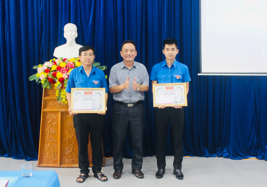 Ông Võ Quốc Hùng (ở giữa)-Phó Giám đốc Sở Nội vụ trao giải ba cho các thí sinh. Ảnh: P.L Ông Võ Quốc Hùng (ở giữa)-Phó Giám đốc Sở Nội vụ trao giải ba cho các thí sinh. Ảnh: P.L