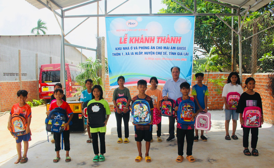 Tiến sĩ Võ Quang Diệm-Chủ tịch Hiệp hội Tấm lợp Việt Nam tặng ba lô và dụng cụ học tập cho các em nhỏ Mái ấm Giuse. Ảnh: P.L Tiến sĩ Võ Quang Diệm-Chủ tịch Hiệp hội Tấm lợp Việt Nam tặng ba lô và dụng cụ học tập cho các em nhỏ Mái ấm Giuse. Ảnh: P.L