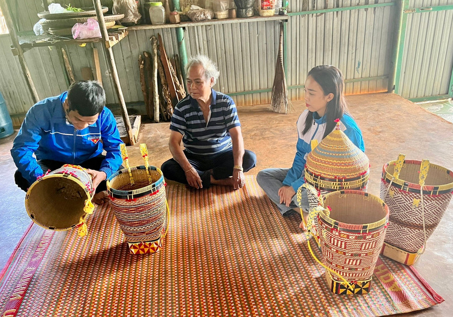 Chị Rơ Mah H'Dịu (bìa phải) khởi nghiệp với dự án làng nghề đan lát truyền thống thanh niên. Ảnh: M.N Chị Rơ Mah H'Dịu (bìa phải) khởi nghiệp với dự án làng nghề đan lát truyền thống thanh niên. Ảnh: M.N