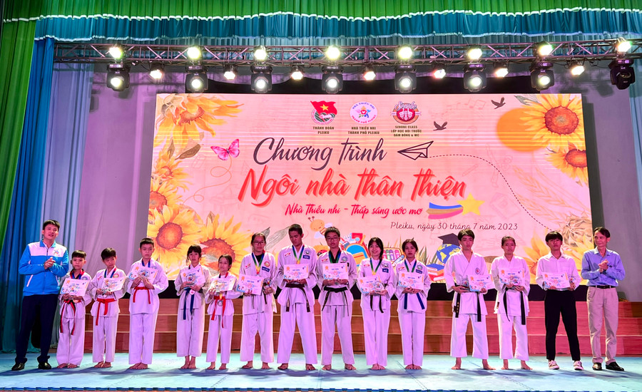 Nhà Thiếu nhi TP. Pleiku khen thưởng 55 cá nhân có thành tích xuất sắc tại các cuộc thi được tổ chức trong dịp hè 2023. Ảnh: M.N Nhà Thiếu nhi TP. Pleiku khen thưởng 55 cá nhân có thành tích xuất sắc tại các cuộc thi được tổ chức trong dịp hè 2023. Ảnh: M.N