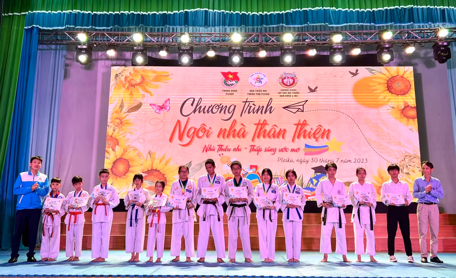Nhà Thiếu nhi TP. Pleiku khen thưởng 55 cá nhân có thành tích xuất sắc tại các cuộc thi được tổ chức trong dịp hè 2023. Ảnh: M.N