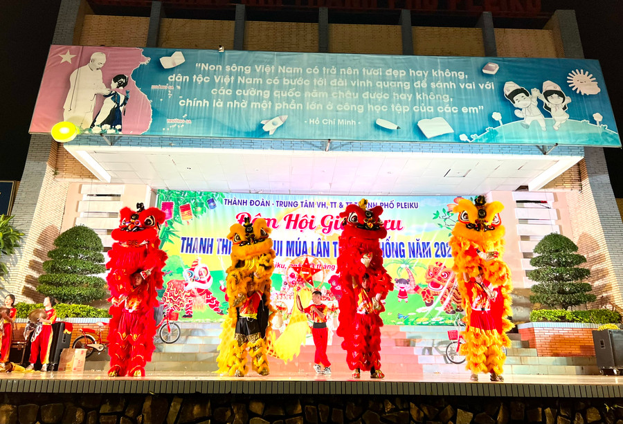 Phần biểu diễn của đội lân-sư-rồng Ngọc Phúc Yên Đỗ. Ảnh: M.N Phần biểu diễn của đội lân-sư-rồng Ngọc Phúc Yên Đỗ. Ảnh: M.N